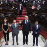 Los diputados Javier López (izquierda) y Manuel Archila (derecha) juramentan como representantes del Congreso en la Junta Monetaria. Foto: Organismo Legislativo/La Hora