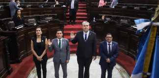 Los diputados Javier López (izquierda) y Manuel Archila (derecha) juramentan como representantes del Congreso en la Junta Monetaria. Foto: Organismo Legislativo/La Hora
