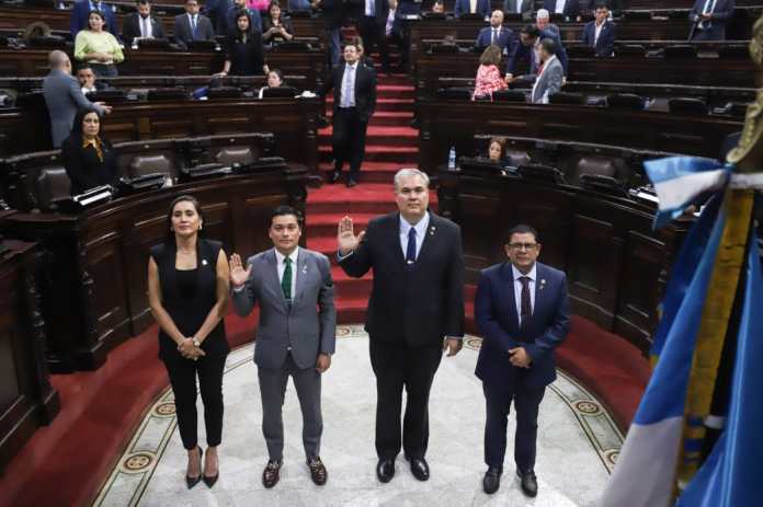 Los diputados Javier López (izquierda) y Manuel Archila (derecha) juramentan como representantes del Congreso en la Junta Monetaria. Foto: Organismo Legislativo/La Hora