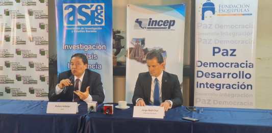 Integrantes del INCEP y de Fundación Esquipulas presentan la propuesta para actualizar la Ley Electoral y de Partidos Políticos. Foto: La Hora