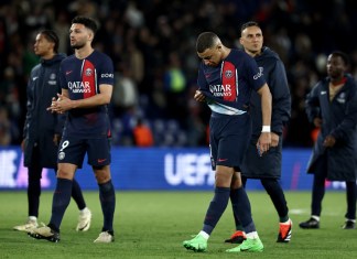 El delantero francés del Paris Saint-Germain #07 Kylian Mbappe (C) reacciona mientras sale del campo al final del partido de fútbol de ida de los cuartos de final de la Liga de Campeones de la UEFA entre el Paris Saint-Germain (PSG) y el FC Barcelona en el Parque de los Príncipes. estadio de París el 10 de abril de 2024. (Foto de FRANCK FIFE / AFP)