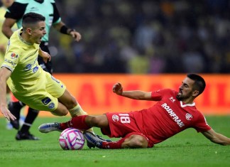 El español Álvaro Fidalgo (L) de América recibe una falta de Fernando Navarro de Toluca durante su partido de semifinal del torneo de fútbol Apertura mexicano en el Estadio Azteca de la Ciudad de México el 22 de octubre de 2022. (Foto de Claudio CRUZ / AFP)