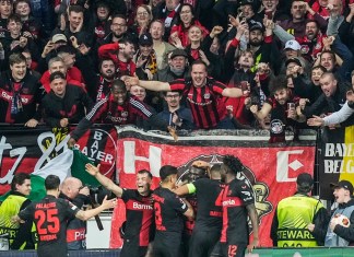 Los jugadores del Bayer Leverkusen festejan un tanto frente a West Ham en la ida de los cuartos de final de la Liga Europa, el jueves 11 de abril de 2024 (AP Foto/Martin Meissner)