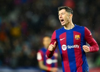 El delantero polaco #09 del Barcelona, ​​Robert Lewandowski, reacciona durante el partido de fútbol de la liga española entre el FC Barcelona y la UD Las Palmas en el Estadi Olimpic Lluis Companys de Barcelona el 30 de marzo de 2024. (Foto de PAU BARRENA / AFP)