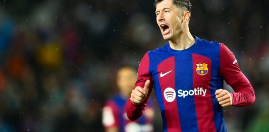 El delantero polaco #09 del Barcelona, ​​Robert Lewandowski, reacciona durante el partido de fútbol de la liga española entre el FC Barcelona y la UD Las Palmas en el Estadi Olimpic Lluis Companys de Barcelona el 30 de marzo de 2024. (Foto de PAU BARRENA / AFP)