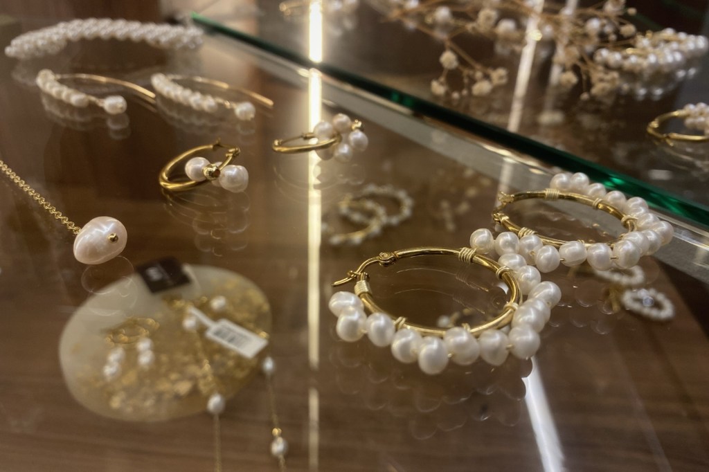Las perlas de río son utilizadas para elaboración de aretes, collares y pulseras. Foto La Hora / José Orozco