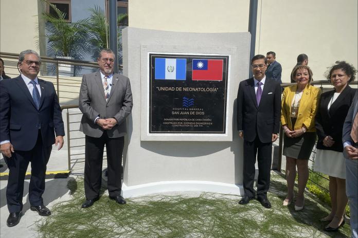 El presidente Bernardo Arévalo y el embajador de Taiwán, Miguel Li-jey Tsao en la inauguración del edificio de Neonatología. (Foto: José Orozco/La Hora)