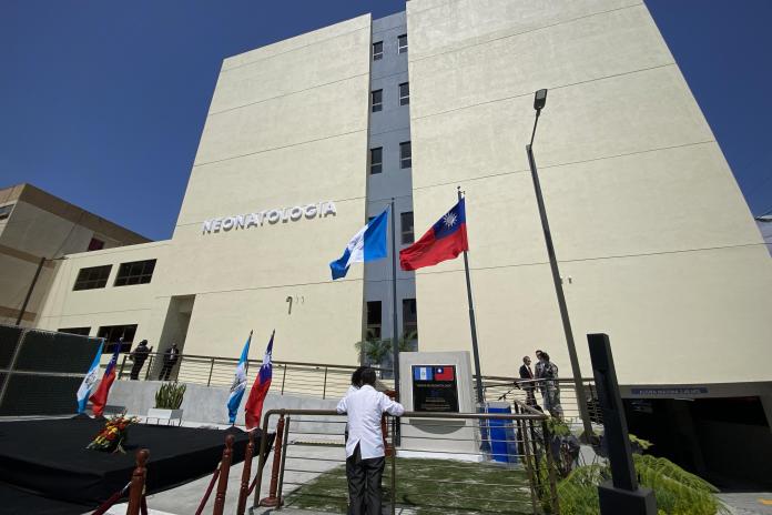 Se inaugura, con el apoyo de Taiwán, el edificio de Neonatología en el Hospital General. (Foto: José Orozco/La Hora)