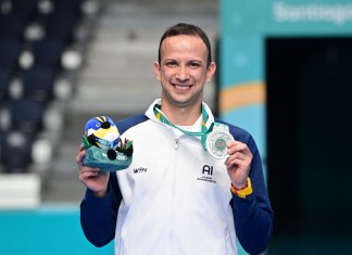 Kevin Cordon, del equipo de atletas independientes, posa con la medalla de plata durante la ceremonia del podio del evento de bádminton del partido por la medalla de oro en las finales individuales masculinas de los Juegos Panamericanos Santiago 2023 en el Centro de Entrenamiento Olímpico (CEO) de Santiago el 25 de octubre de 2023. (Foto de Pablo VERA/AFP)