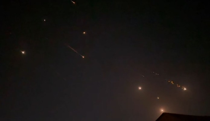 Este vídeo tomado de AFPTV tomado el 14 de abril de 2024 muestra explosiones iluminando el cielo en Hebrón, Territorios Palestinos, durante un ataque iraní contra Israel. (Foto de AFPTV/AFP)