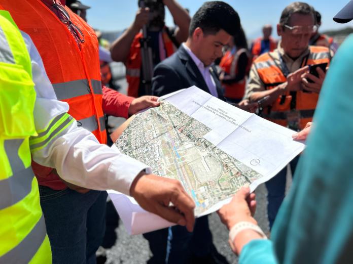 Autoridades de Aeronáutica Civil verifican los planos de la pista del Aeropuerto Internacional La Aurora (AILA). Foto: DGAC