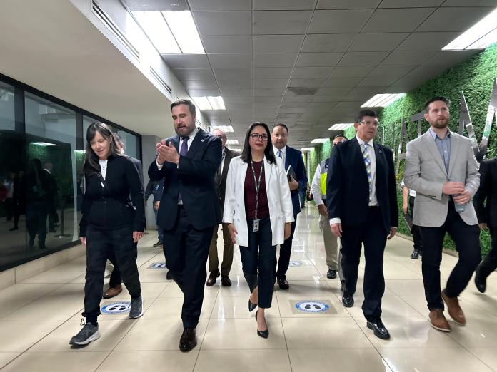 El embajador de Estados Unidos, Tobin Bradley, visitó el Aeropuerto Internacional La Aurora (AILA). Foto: DGAC