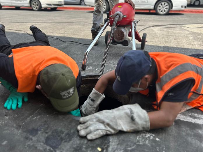 Personal del Aeropuerto Internacional La Aurora (AILA) realiza trabjos de limpieza de drenajes de la terminal aérea. Foto: DGAC