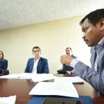 La directora de AMSA, Emma Díaz, y el gobernador de Guatemala, Diego De León, acuden a citación con el diputado José Chic. Foto: Fabricio Alonzo