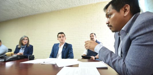 La directora de AMSA, Emma Díaz, y el gobernador de Guatemala, Diego De León, acuden a citación con el diputado José Chic. Foto: Fabricio Alonzo