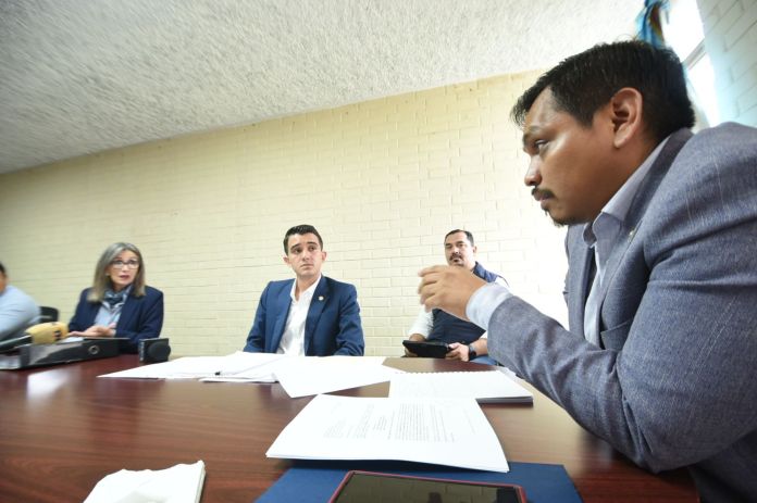 La directora de AMSA, Emma Díaz, y el gobernador de Guatemala, Diego De León, acuden a citación con el diputado José Chic. Foto: Fabricio Alonzo