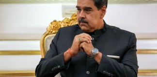 El presidente venezolano Nicolás Maduro asiste a una reunión en el palacio presidencial de Miraflores en Caracas, Venezuela, el 20 de febrero de 2024. (AP Foto/Ariana Cubillos, Archivo)
