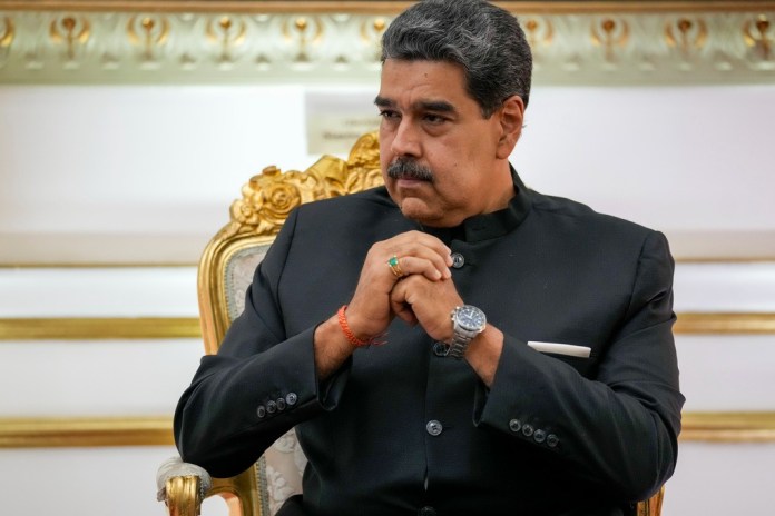 El presidente venezolano Nicolás Maduro asiste a una reunión en el palacio presidencial de Miraflores en Caracas, Venezuela, el 20 de febrero de 2024. (AP Foto/Ariana Cubillos, Archivo)
