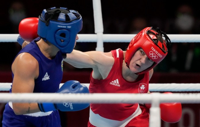 La brasileña Beatriz Ferreira (izquierda), recibe un golpe de la irlandesa Kellie Harrington durante la final de boxeo, división de 60 kilogramos, en los Juegos Olímpicos de Tokio, el 8 de agosto de 2021. Foto: Themba Hadebe-AP/La Hora