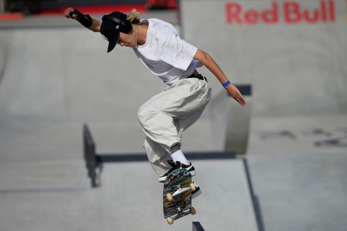 El japonés Sora Shirai entrena de cara al último día del campeonato mundial de skateboard en Sharjah, Emiratos Árabes Unidos, el domingo 5 de febrero de 2023. Foto: Kamran Jebreili-AP/La Hora