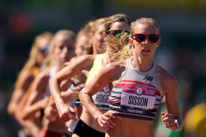 Emily Sisson compite en los 10.000 metros durante el preolímpico de Estados Unidos, el 26 de junio de 2021, en Eugene, Oregon. Foto: Charlie Riedel-AP/La Hora