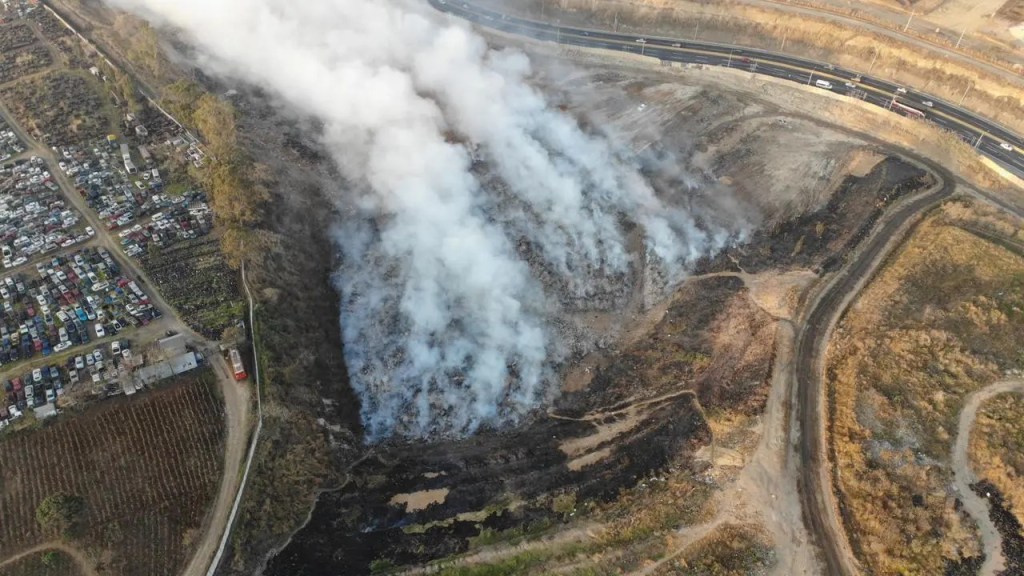En 2021 el vertedero de AMSA también se incendió, debido a que no se trató la basura de manera adecuada. Foto: CONRED/La Hora