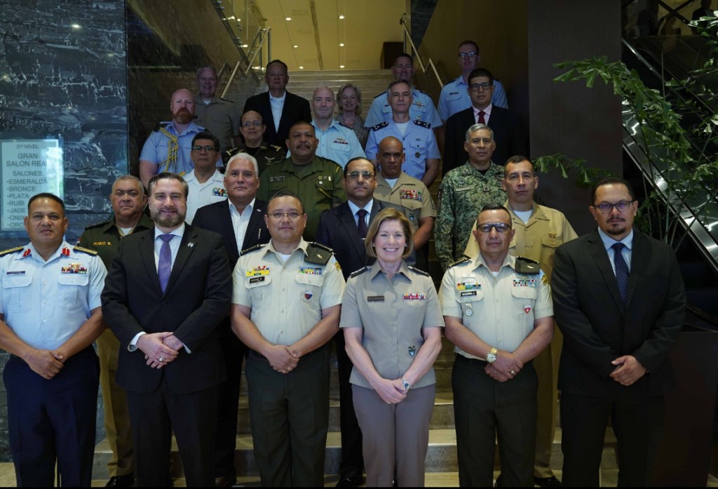 Laura Richardson comandante del Comando Sur y líderes de seguridad participaron en la Conferencia de Seguridad Centroamericana.