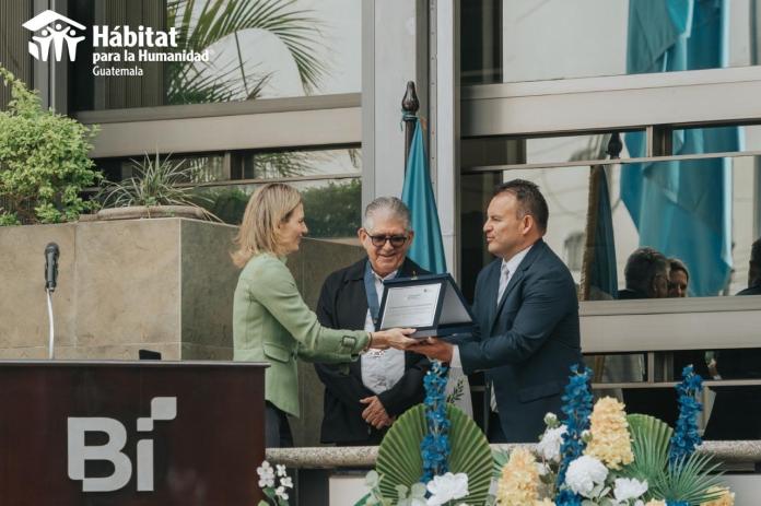 Foto Hábitat para la Humanidad GuatemalaBanco Industrial reconoció la labor que realizan desde Hábitat para la Humanidad.