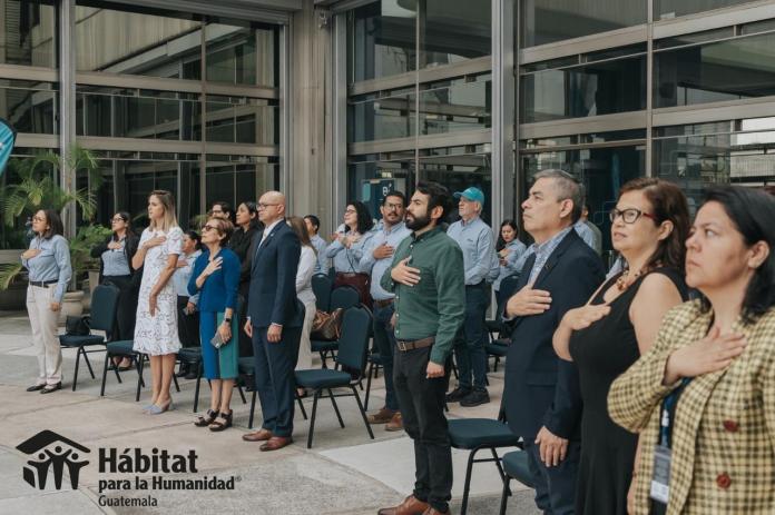 Foto Hábitat para la Humanidad GuatemalaLos asistentes entonaron el Himno de Guatemala, durante el acto de reconocimiento.