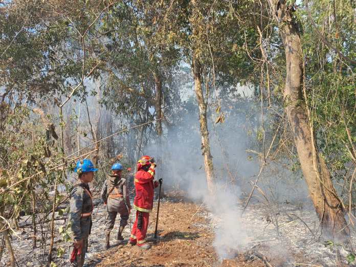 Un hombre huyó al ver presencia de soldados en el incendio forestal. (Foto: Ejército de Guatemala)