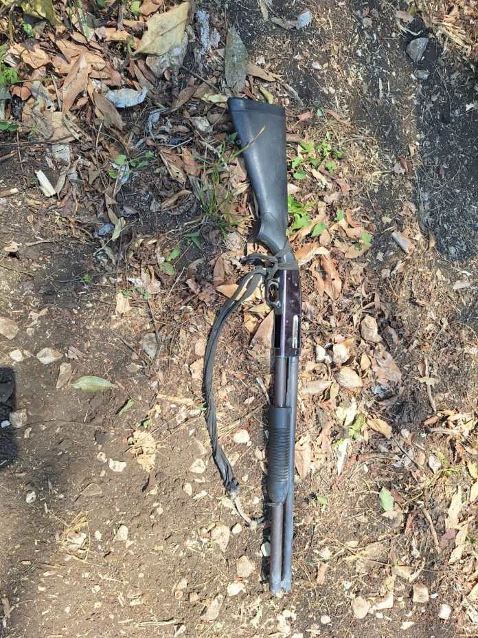 El hombre dejó tirada una escopeta. (Foto: Ejército de Guatemala)
