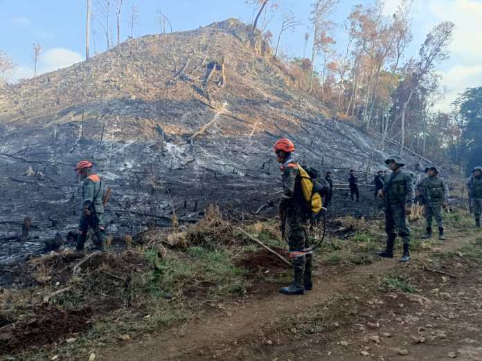Un hombre huyó al ver presencia de soldados en el incendio forestal. (Foto: Ejército de Guatemala)