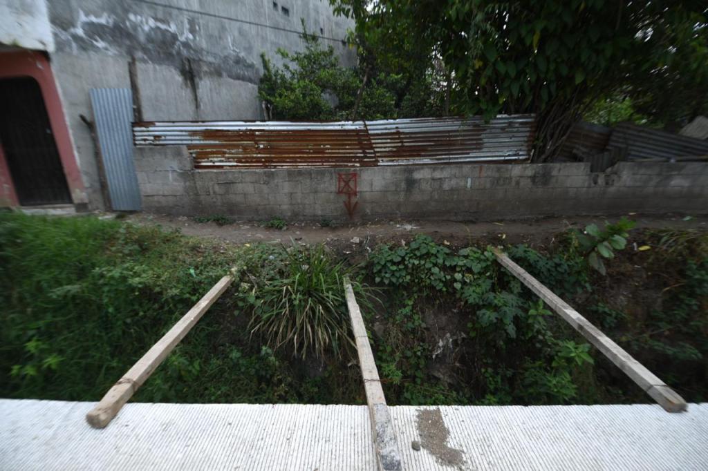 Los trabajos quedaron a medias y varios propietarios de viviendas no pueden acceder a sus inmuebles y se las deben ingeniar para pasar, lo cual los pone en riesgo. Foto: La Hora / Fabrizio Alonzo.