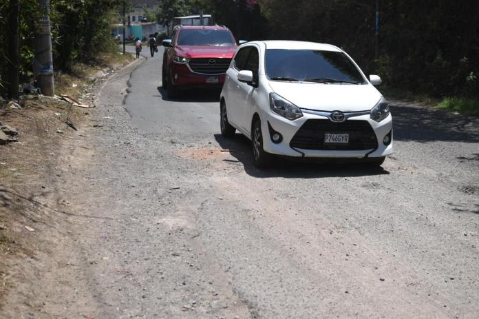 Gran parte de la carretera que iba a ser reparada en San José Pinula sigue en pésimas condiciones. Foto: La Hora / Fabrizio Alonzo.
