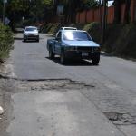 A lo largo de la carretera de San José Pinula a la aldea Santa Rita se pueden observar grades agujeros que hacen difícil la circulación. Foto: La Hora / Fabrizio Alonzo.