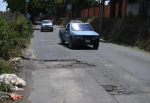 A lo largo de la carretera de San José Pinula a la aldea Santa Rita se pueden observar grades agujeros que hacen difícil la circulación. Foto: La Hora / Fabrizio Alonzo.