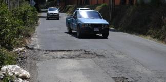 A lo largo de la carretera de San José Pinula a la aldea Santa Rita se pueden observar grades agujeros que hacen difícil la circulación. Foto: La Hora / Fabrizio Alonzo.