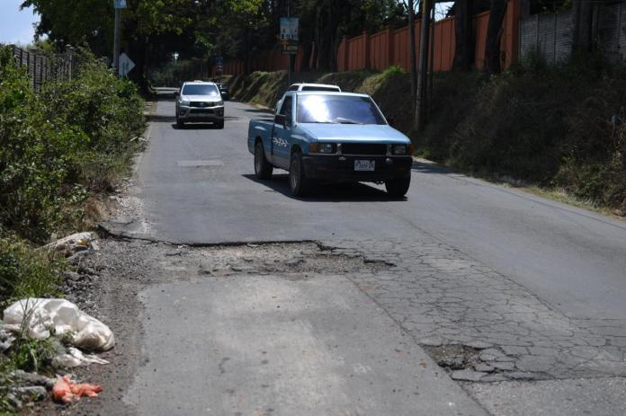 A lo largo de la carretera de San José Pinula a la aldea Santa Rita se pueden observar grades agujeros que hacen difícil la circulación. Foto: La Hora / Fabrizio Alonzo.