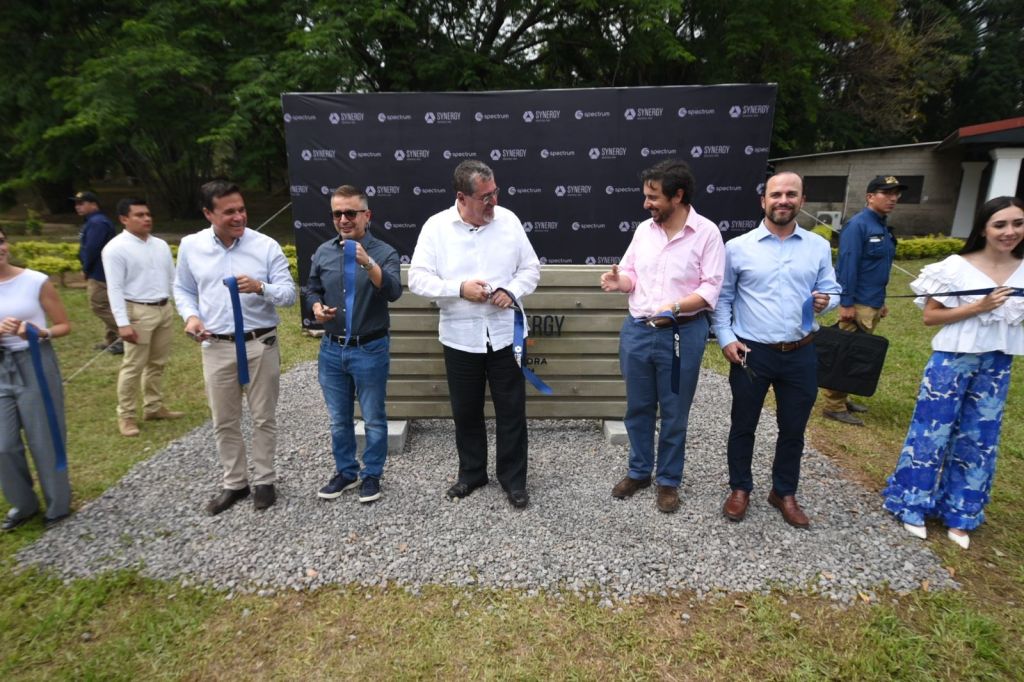 Autoridades participaron en la colocación de la primera piedra del Parque Industrial. Foto: Fabricio Alonzo/La Hora