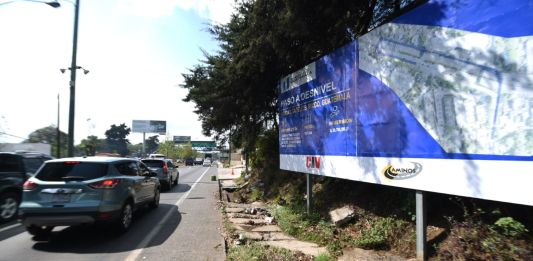 En el Km 19 de la ruta interamericana con dirección al oriente, se puede ver el rótulo donde se anuncia el paso a desnivel que está a cargo de la Dirección General de Caminos. Foto: La Hora / Fabrizio Alonzo.