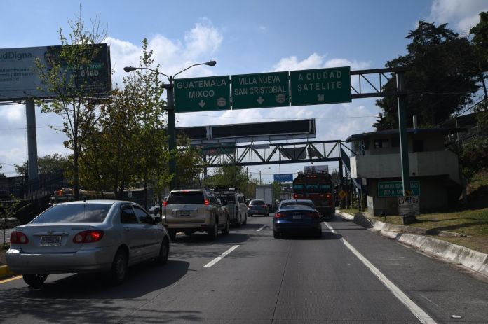 El teoría, con el viaducto ya no será necesario detener el tránsito vehicular en el km 19 para que los vehículos retornen rumbo al oriente o ingresen a Ciudad Satélite. Foto: La Hora / Fabrizio Alonzo.