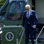El presidente Joe Biden baja del Marine One en la Casa Blanca en Washington, el viernes 26 de abril de 2024, a su regreso de un viaje a Nueva York. (AP Foto/Susan Walsh)
