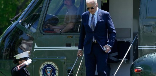 El presidente Joe Biden baja del Marine One en la Casa Blanca en Washington, el viernes 26 de abril de 2024, a su regreso de un viaje a Nueva York. (AP Foto/Susan Walsh)