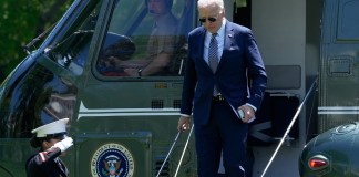El presidente Joe Biden baja del Marine One en la Casa Blanca en Washington, el viernes 26 de abril de 2024, a su regreso de un viaje a Nueva York. (AP Foto/Susan Walsh)