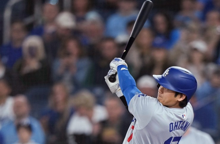 El bateador designado de los Dodgers de Los Ángeles Shohei Ohtani observa su jonrón solitario en la primera entrada del juego ante los Azulejos de Toronto el viernes 26 de abril del 2024. (Nathan Denette/The Canadian Press via AP)