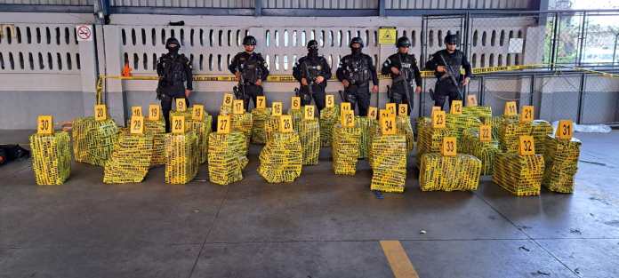 Imagen difundida por la PolicÃ­a Nacional Civil, en donde se ve la cocaÃ­na incautada. Foto / PNC.