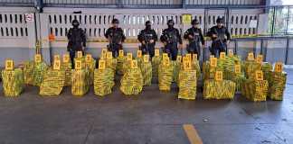 Imagen difundida por la Policía Nacional Civil, en donde se ve la cocaína incautada. Foto / PNC.