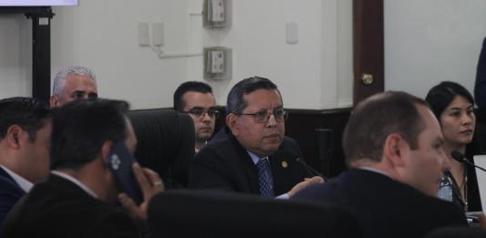 El jefe de la SAT, Marco Livio Díaz (centro) considera de necesaria la iniciativa de ley que crea un impuesto para productores y comercializadores. Foto: José Orozco