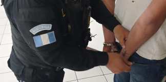 El hombre fue detenido con una arma con aspecto de lapicero.