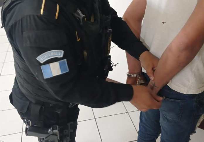 El hombre fue detenido con una arma con aspecto de lapicero. 